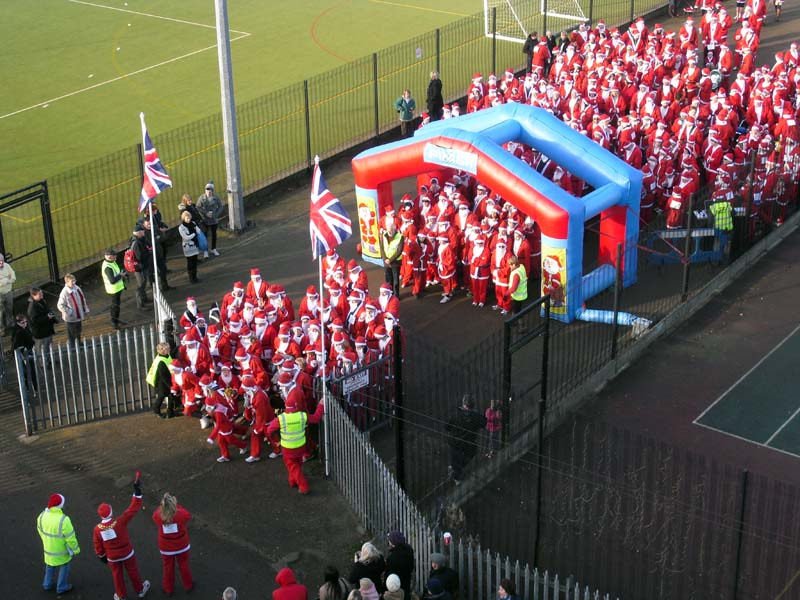 A picture of runners in Santa costumes at the start of the race.