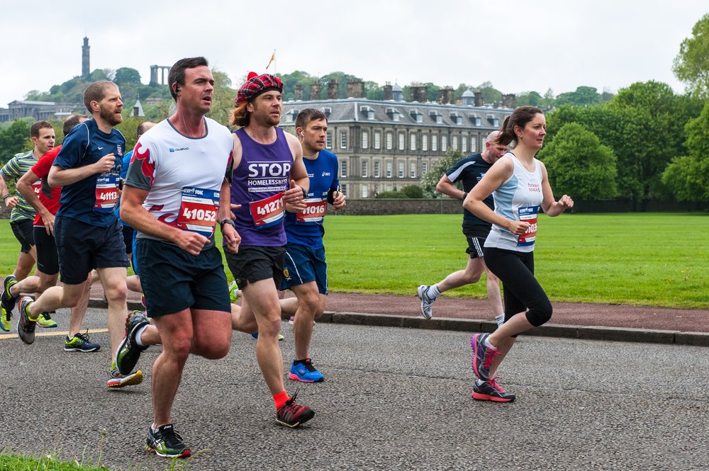 A picture of a group of runners in the Edinburgh Marathon.