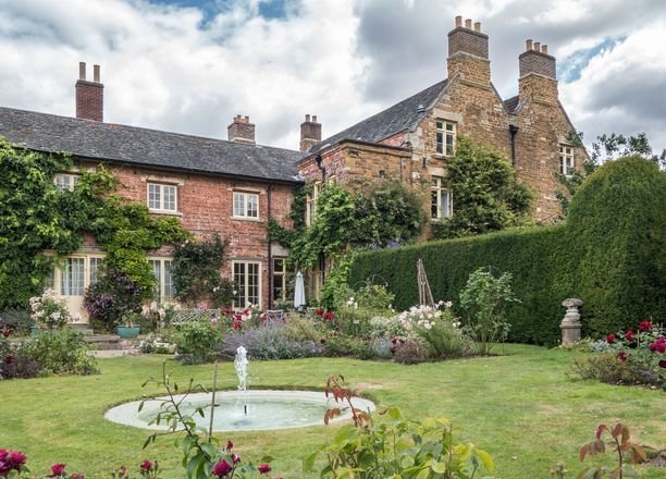 A picture of the gardens in Belvoir Lodge.